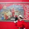 Kerstvrouw Sara bij Coca Cola affiche